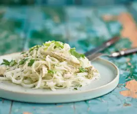 Frango com noodles de arroz