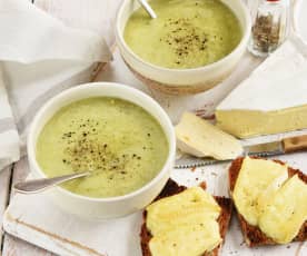 Soupe poireaux, brie et pommes de terre