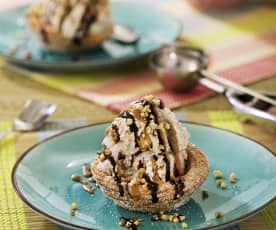 Cuencos de masa choux con helado