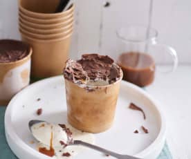 Gelado no copo com molho de caramelo e crocante de chocolate