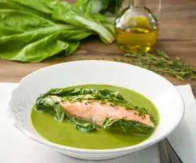 Salmón con crema de hojas de acelga