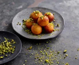 Gulab jamun com água de rosas