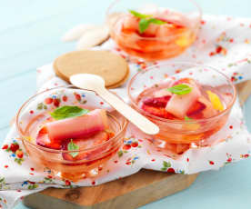 Nage de rhubarbe aux fraises et au basilic