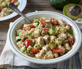 Salată de quinoa cu pui și avocado
