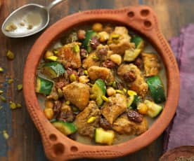 Tajine de poulet aux oignons confits, raisins secs et pistaches