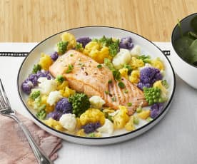 Tranci di salmone con cavoli colorati e pinoli