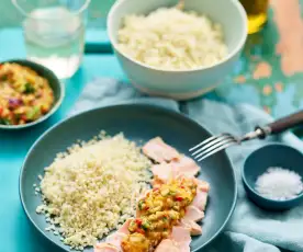 Salmão com bulgur e molho de manga verde