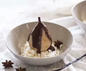 Riz au lait, poires pochées et sauce chocolat