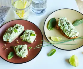 Tartine petits pois, feta et herbes fraîches