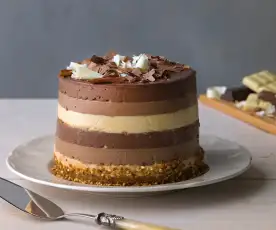 Tarta a los tres chocolates con crujiente de almendra