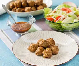 Albóndigas de cordero y chimichurri con ensalada