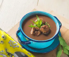 Sopa de frijol y bolitas de masa