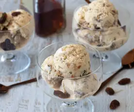 Înghețată cu rom și stafide