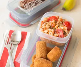 Croquetas de salchicha con ensalada de alubias y tomates