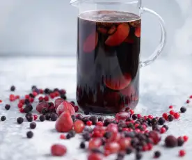 Sangria tinta de ameixa e frutos vermelhos