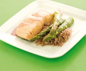 Salmone al vino con punte di asparagi e quinoa