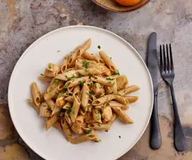 Penne integral com frango e molho de laranja