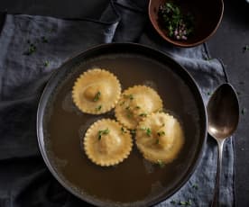 Bouillon d'agneau et ravioli farcis à la courge musquée