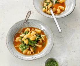 Minestrone au chou-rave et pesto de cresson