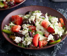 Ensalada de verduras con queso feta y aceituna negra