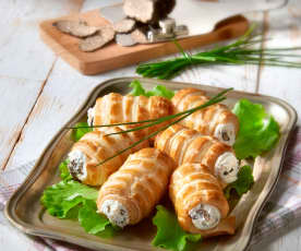 Cannoli ripieni di crema ai formaggi e tartufo nero