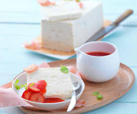 Parfait glacé rhubarbe et coulis de fraises