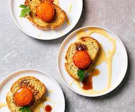 Toast van Maïsbrood met Gepekelde Eierdooier en Hollandaise Saus