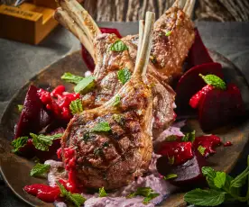 Costillas de cordero con aderezo de yogurt, menta y frambuesa