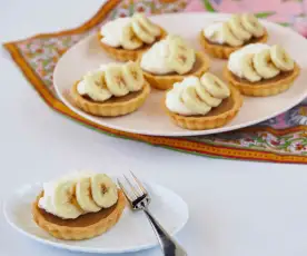 Mini tarte cu banane și sos caramel