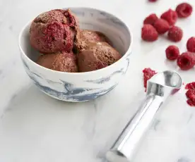 Gelado de chocolate e framboesa