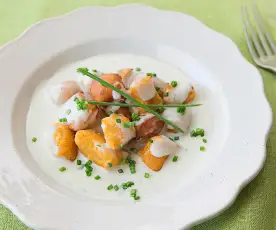 Ñoquis de batata fritos con salsa de gorgonzola