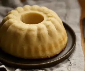 Bolo de cupuaçu com calda de abacaxi