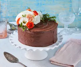 Pastel de vainilla con betún de chocolate