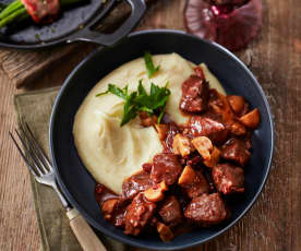 Wildgulasch in Rotweinsauce mit Champignons