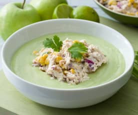 Crema fría de aguacate y manzana con ensalada de pollo