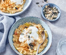 Apfel-Kleie-Porridge mit Joghurt