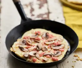 Piza na frigideira com fiambre, queijo e cogumelos