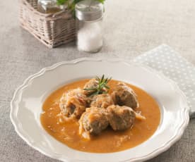 Albóndigas al vapor con tomate fresco al romero