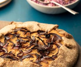 Torta salata zucca e cipolle con coleslaw autunnale