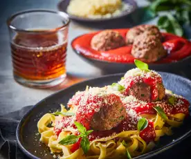 Pasta con albóndigas de carne