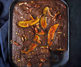 Gâteau au chocolat, aux noix et aux bananes caramélisées