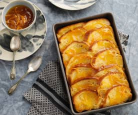 Pudim de brioche com molho de laranja