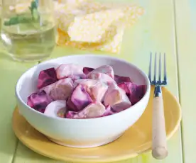 Ensalada de patata, remolacha fresca y huevo