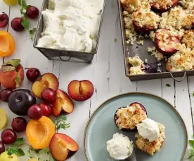 Ameixas e alperces grelhados com crumble e gelado de lima