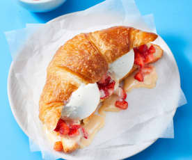 Eis-Croissant mit Erdbeeren