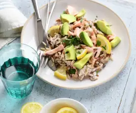 Salade de riz au saumon, avocat et tarama