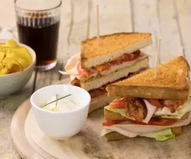 Club Sandwich, chips di patate e maionese alle erbe