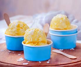 Frozen yogurt al mango e scaglie di cocco