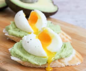 Toast de avocado com ovo molet