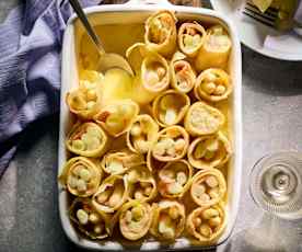 Gratinierte Lachs-Spargel-Crespelle mit Orangen-Hollandaise